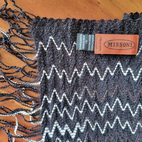 Missoni Unisex Made in Italy Chevron Black, Gray & White Fringed Knit Scarf - Picture 3 of 5